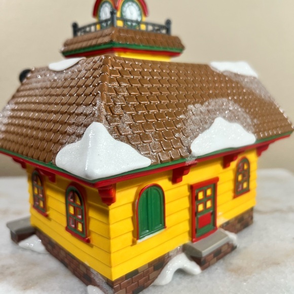 Dept 56 Mickey’s Train Station Mickey’s Merry Christmas Village in Box Lighted - Picture 7 of 13